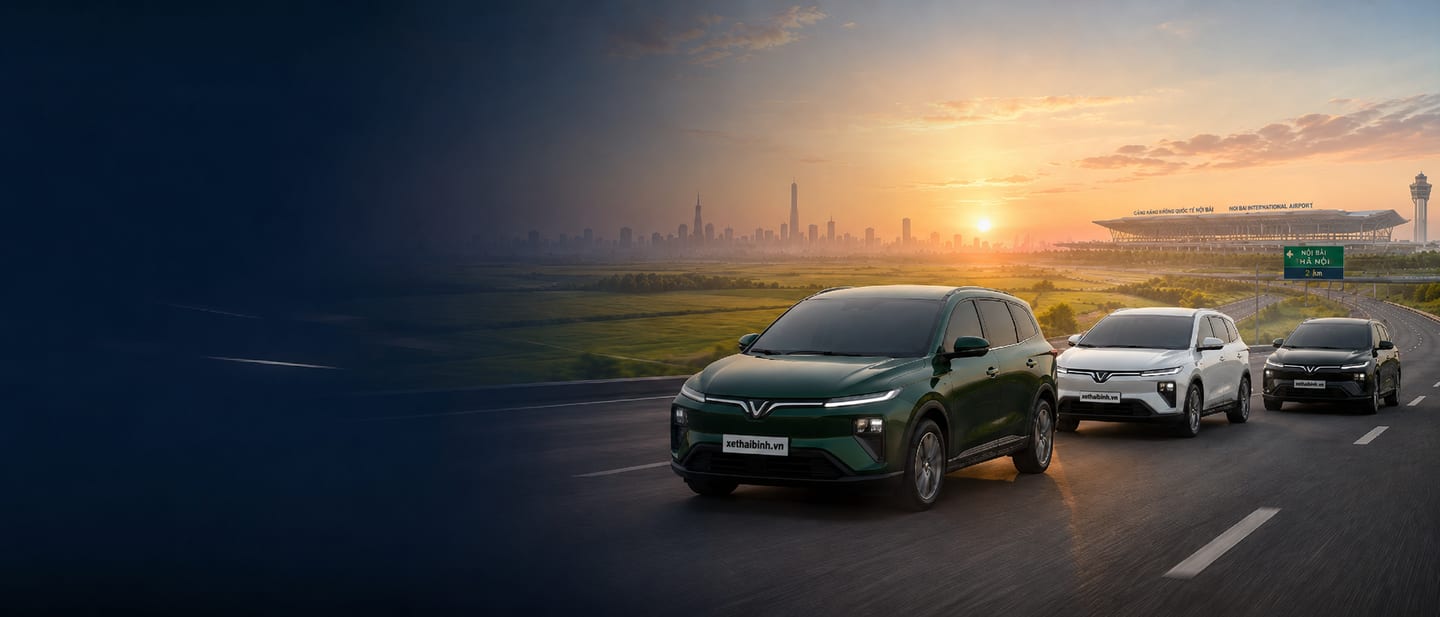 Ba xe VinFast Limo Green (xanh, trắng, đen) của Xe Thái Bình chạy trên cao tốc về Hà Nội — Sân bay Nội Bài, biển báo Nội Bài 2km, skyline Hà Nội và sân bay quốc tế Nội Bài phía xa lúc hoàng hôn